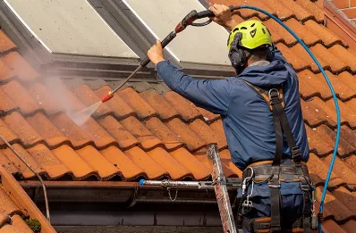 Démoussage et hydrofuge de toiture à Laroque